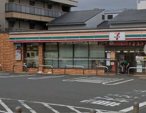 コンビニ　セブンイレブン（コンビニ）まで872m