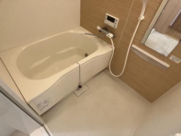 バス・シャワールーム　浴室乾燥機、追い焚き機能付きバス！