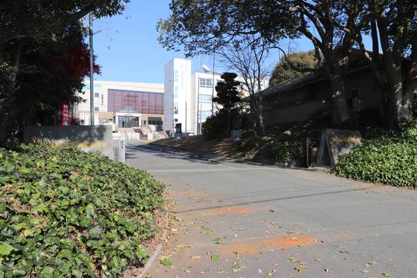 高校・高専　学校法人西日本短期大学附属高等学校（高校・高専）まで334m