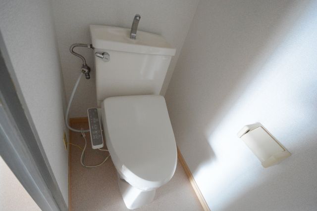 トイレ　温水洗浄便座付きのトイレです♪