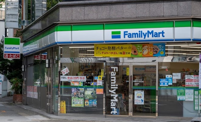 コンビニ　ファミリーマート 丸の内七間町通店（コンビニ）まで244m