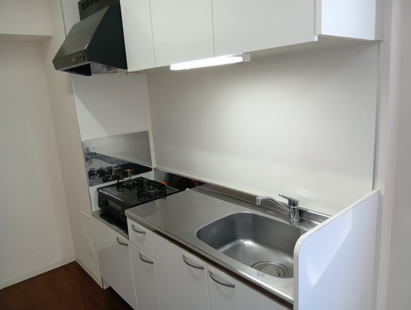キッチン　白を基調としており、調理道具もバッチリ収納できます♪