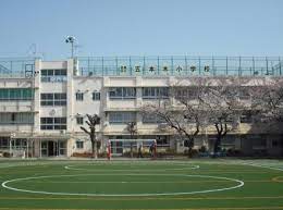 小学校　目黒区立五本木小学校（小学校）まで369m