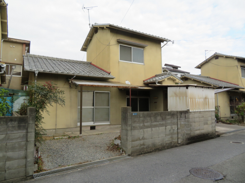 建物外観　軽１台駐車できそうです　近隣で別駐車場有