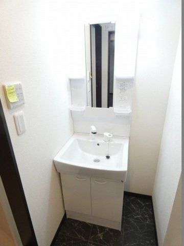 洗面設備　シャンプードレッサー付き洗面台です。