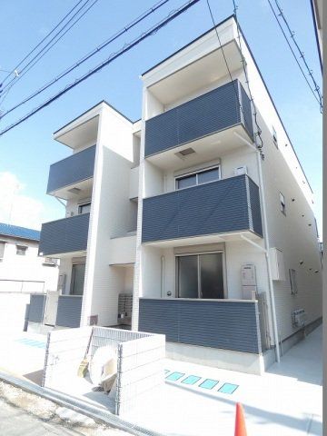 建物外観　3階建てのスマートな建物です。