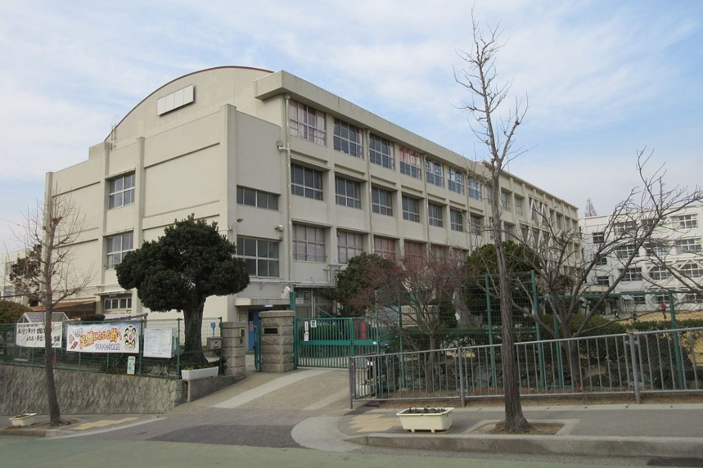 小学校　神戸市立白川小学校（小学校）まで371m