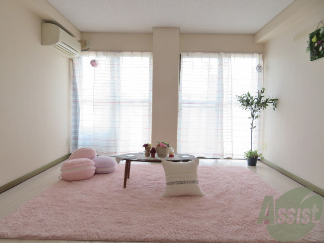 居室・リビング　白基調のお部屋は、部屋が明るく広く感じますね。