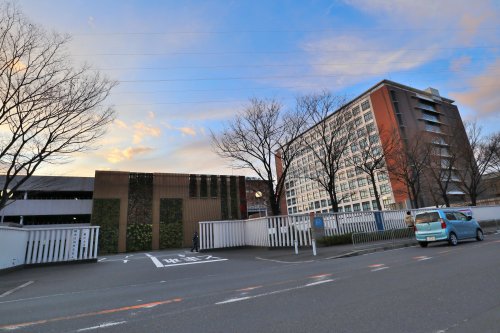 大学・短大　私立近畿大学 東大阪キャンパス（大学・短大）まで428m