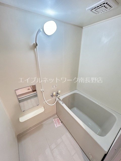 バス・シャワールーム　参考：201号室（内装・設備が異なる場合があります。）