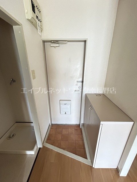玄関　参考：201号室（内装・設備が異なる場合があります。）