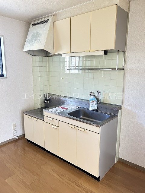キッチン　参考：201号室（内装・設備が異なる場合があります。）