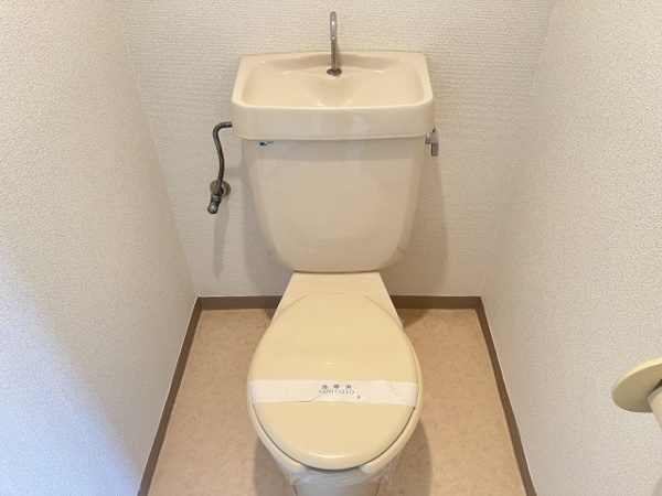トイレ　落ち着いた色調のトイレです