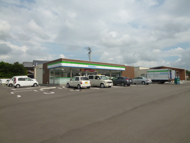 コンビニ　ファミリーマート大村小路口町店（コンビニ）まで588m
