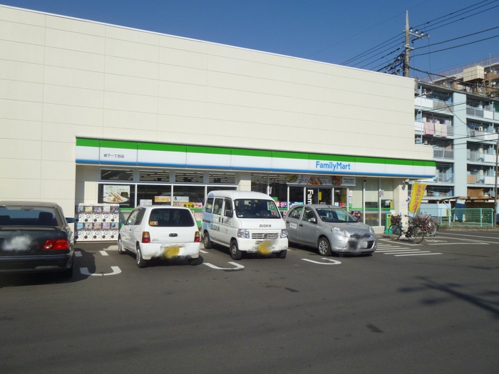 コンビニ　ファミリーマート小豆沢環八通り店（コンビニ）まで34m