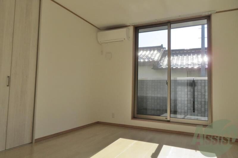 居室・リビング　大きな窓から入る日差しが暖かいお部屋です。
