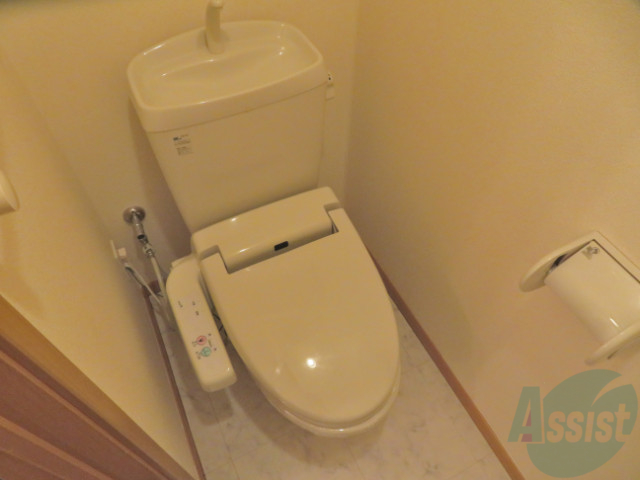 トイレ　嬉しいウォシュレット機能付きです。シャワートイレは便利ですね