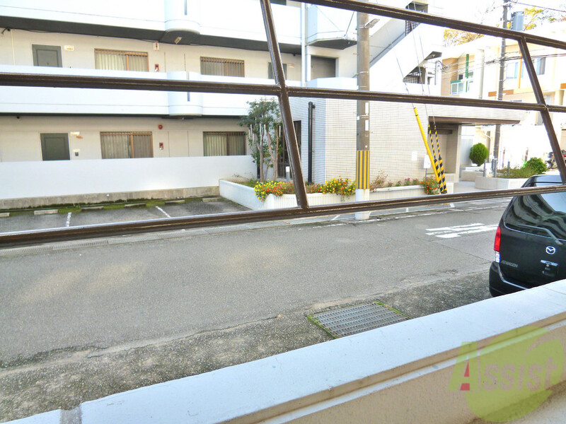 眺望　１階部分でも、前面が道路なので陽当りもバッチリです。