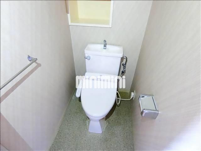 トイレ　嬉しい温水洗浄便座付きのトイレです。
