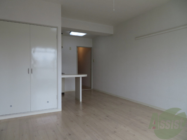 その他部屋・スペース　別の角度から洋室を撮影しました。落ち着きのある空間です。