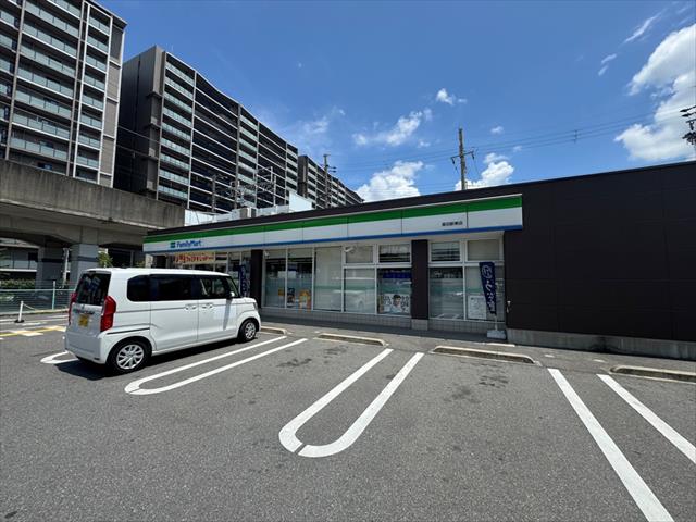 コンビニ　ファミリーマート（コンビニ）まで574m