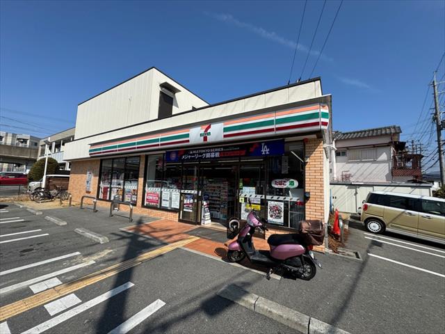 コンビニ　セブンイレブン（コンビニ）まで560m
