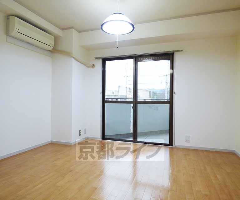 居室・リビング　６帖のお部屋になります。