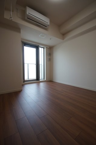居室・リビング　落ち着いた色合いの床材を使用した居住空間です。