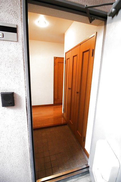 玄関　※写真は他号室です