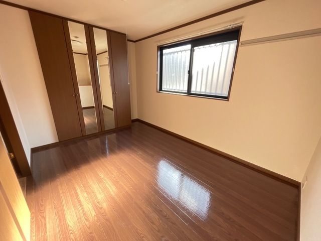 その他部屋・スペース　開放的な寝室です