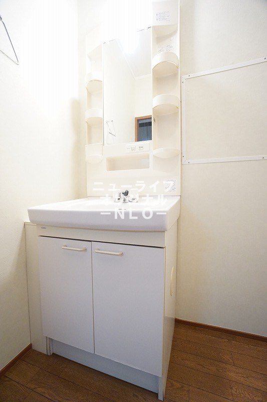 洗面設備　小物や歯ブラシが置ける洗面化粧台です☆