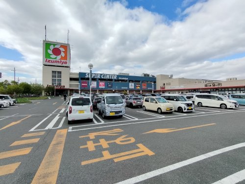 ショッピングセンター　イズミヤ ショッピングセンター八尾（ショッピングセンター）まで987m