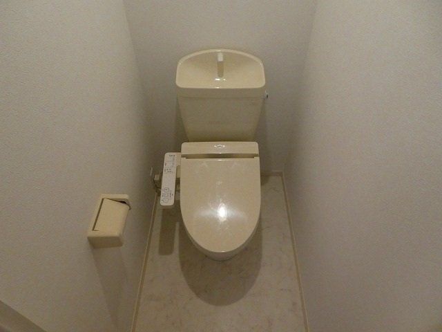 トイレ　温水洗浄便座付きのトイレです。