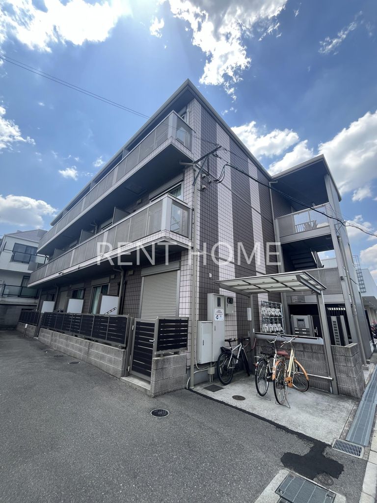 建物外観　３階建てハイツです。
