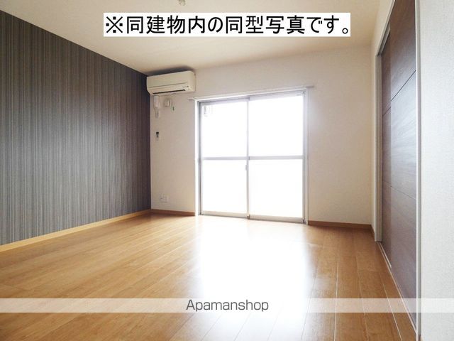 ＪＲ東海道本線 浜松駅 バス乗車時間：15分 最寄りバス停で下車 徒歩1分 4階建 築12年の居間写真
