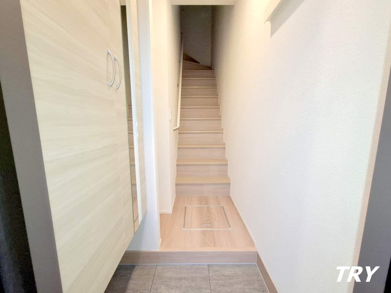 玄関　専用階段の玄関です。