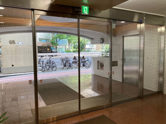 エントランス　ゆとりのあるエントランスです