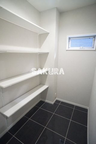 玄関　納戸のある玄関スペースです♪