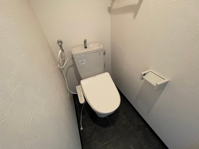 トイレ　こちらはトイレです。清潔感があり、安心して使用できます。