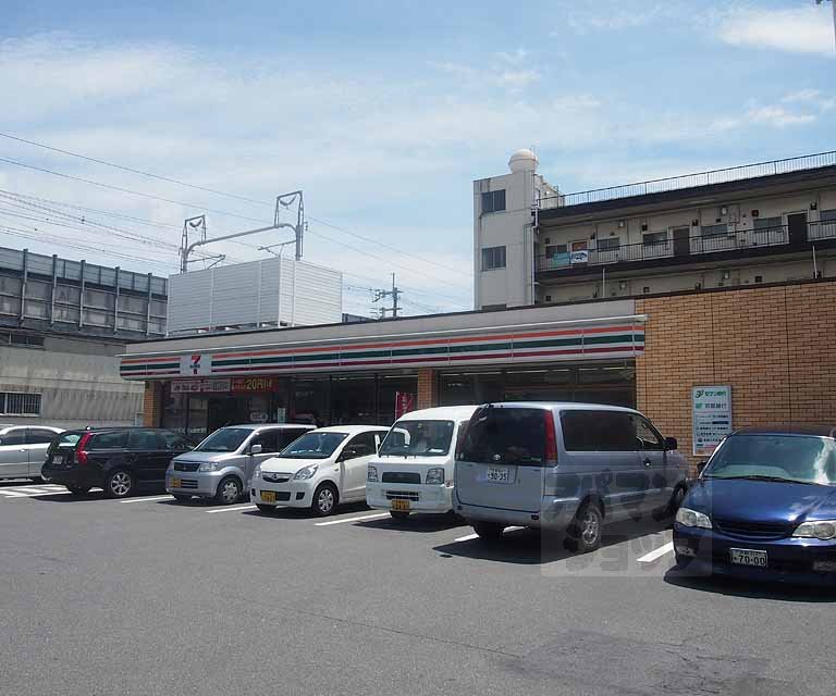 コンビニ　セブンイレブン京都中久世四丁目店（コンビニ）まで675m