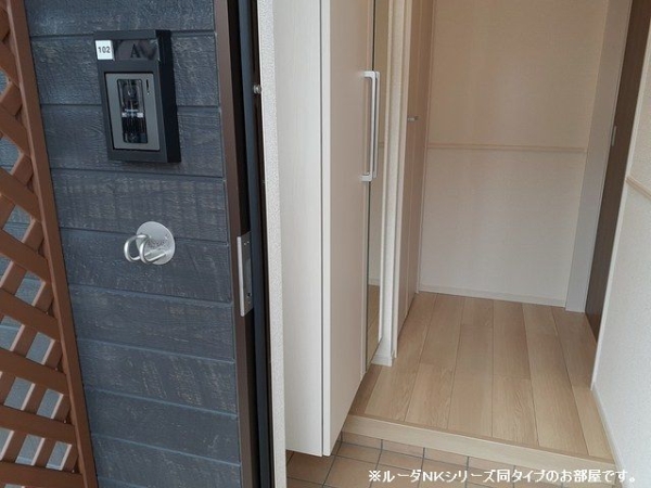 玄関　※参考写真　同建築メーカー施工の同間取完成他物件のものです。