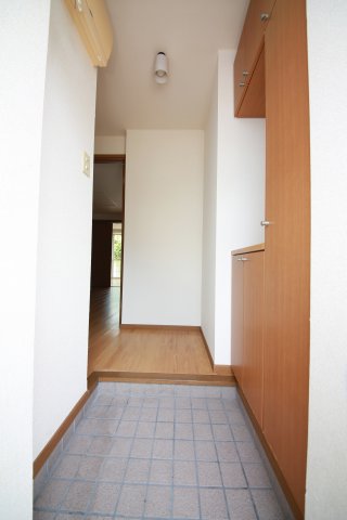 玄関　別部屋同間取りのお写真となります。参考にご覧くださいませ。
