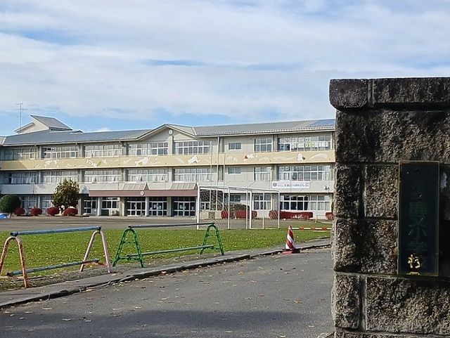 小学校　石巻市立鹿又小学校（小学校）まで645m