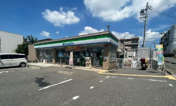 コンビニ　ファミリーマート　吹田江坂五丁目店（コンビニ）まで302m