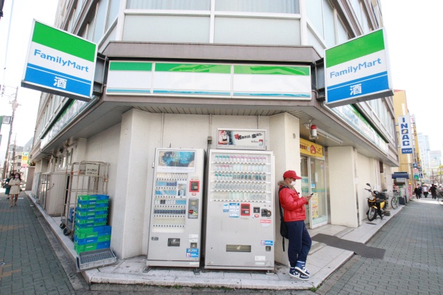 コンビニ　ファミリーマート 栄瓦通店（コンビニ）まで200m