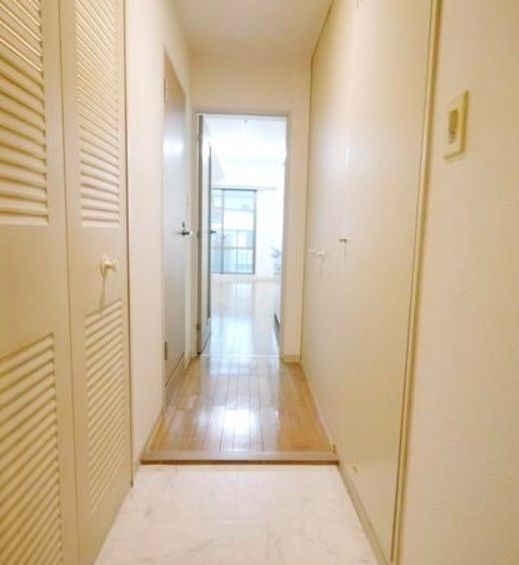 玄関　別部屋内装写真