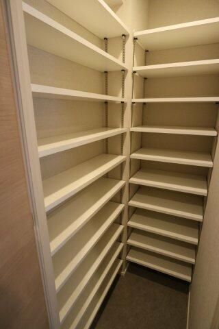 玄関　写真は同タイプ住居です。