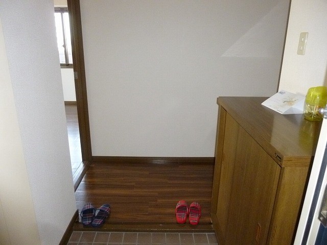 玄関　※写真は別部屋のものです。（参考）