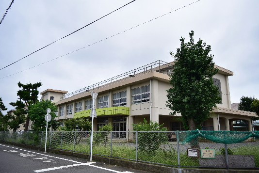 小学校　平塚市立富士見小学校（小学校）まで490m