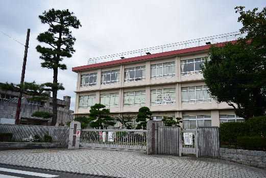 中学校　平塚市立春日野中学校（中学校）まで615m